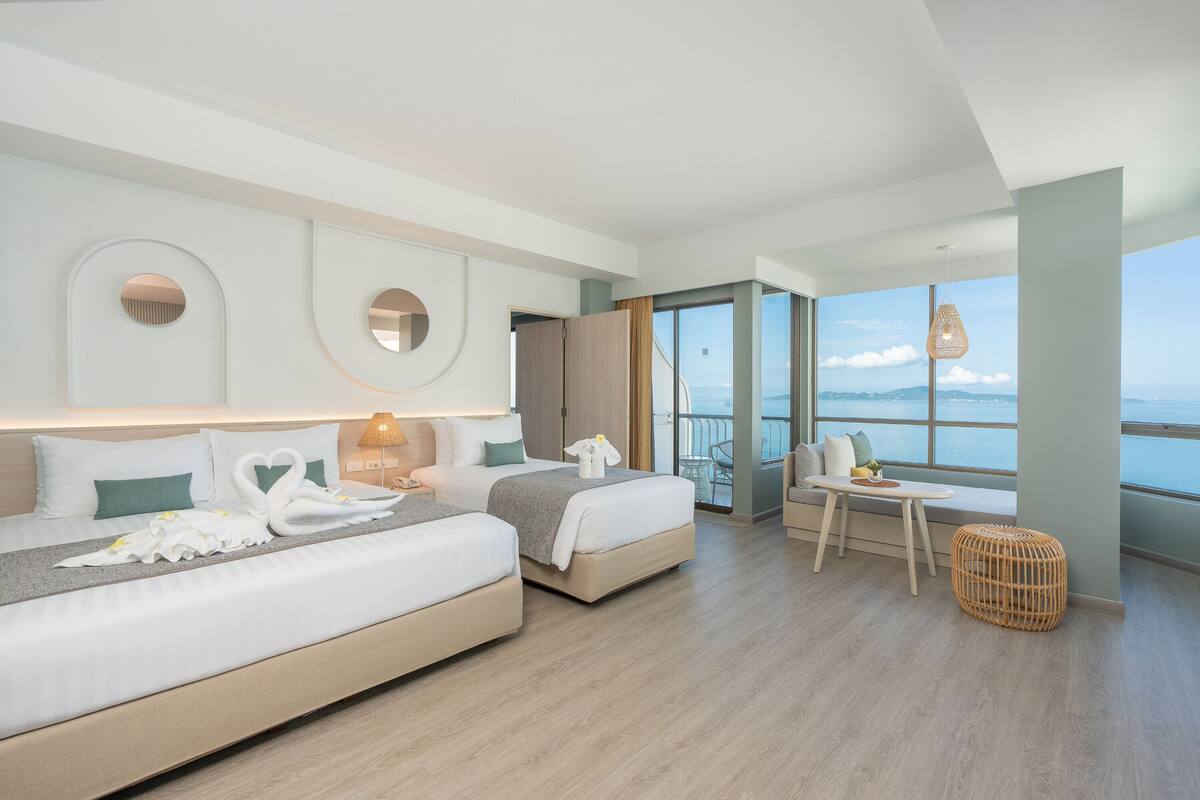 Family Suite Ocean View | 객실 내 금고, 책상, 암막 커튼, 침대 시트