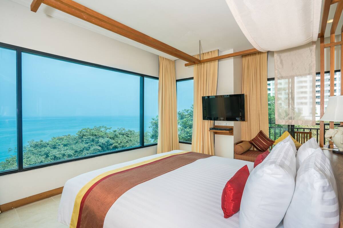 Ocean Front Suite Seaview | 객실 내 금고, 책상, 암막 커튼, 침대 시트