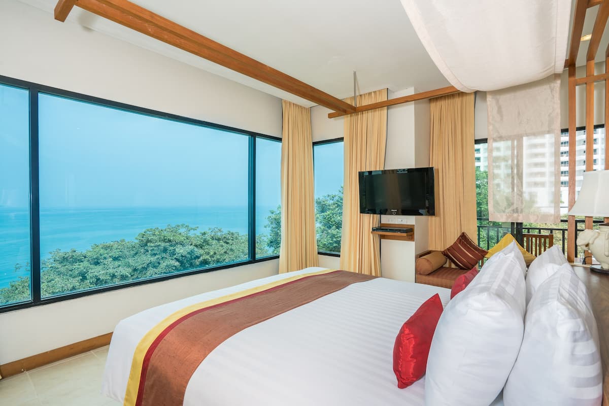 Ocean Front Suite Seaview | In-room safe, desk, blackout curtains, bed sheets