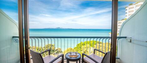 Superior Seaview Family Room | Vistas del balcón