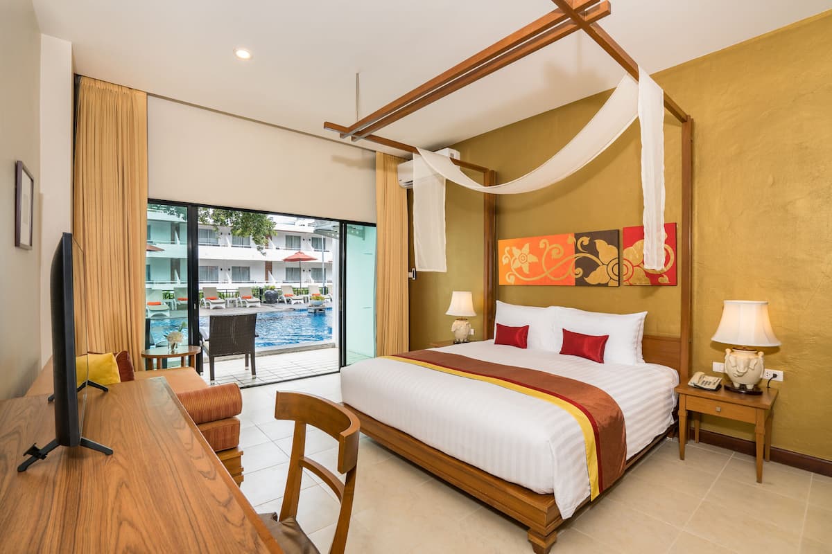 Deluxe Pool Access | In-room safe, desk, blackout curtains, bed sheets