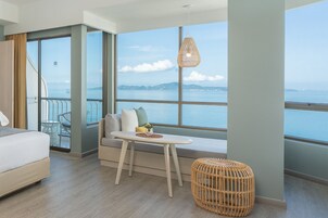 Mini Suite Ocean View Family | Zona de estar | Televisión LED de 32 pulgadas con canales por satélite, una televisión