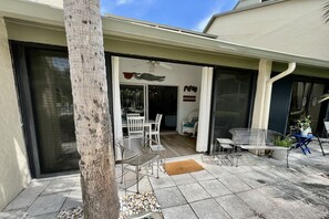 Outdoor dining - Gorgeous upgraded and spacious Gold-rated condo, perfect for enjoying the Florida sunshine! (Saint Augustine)