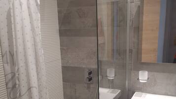 SĂšche-cheveux, serviettes fournies