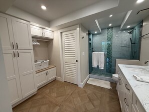 Badewanne, Haartrockner, Handtücher