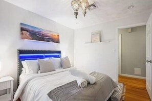 3 bedrooms, iron/ironing board, WiFi, bed sheets