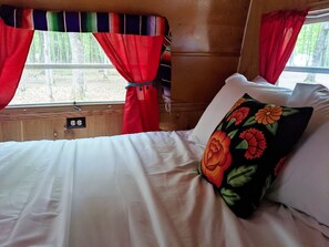 واي فاي مجانًا وملاءات أسرّة