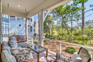 Terrace/patio - Gorgeous! 1 Minute to Beach and Community Pool, with Golf Cart, Outdoor Fireplac (Santa Rosa Beach)