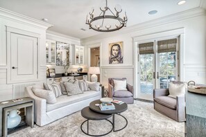 Smart TV, fireplace, stereo - Gorgeous! 1 Minute to Beach and Community Pool, with Golf Cart, Outdoor Fireplac (Santa Rosa Beach)