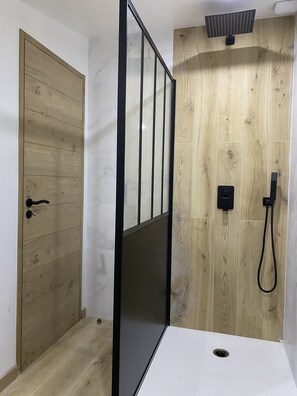 Regadera y papel de baño 