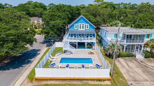Remodeled Pet Friendly Beach House w/Pool+ Free Attraction Tickets!