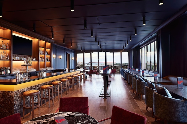 2 bars/lounges, rooftop bar