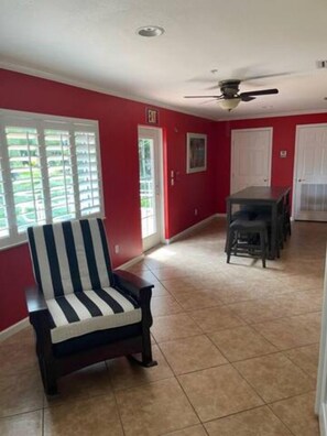 منزل | منطقة المعيشة | تلفزيون بشاشة مسطحة بحجم 43-بوصة يعرض قنوات تلفزيونية باشتراك مدفوع