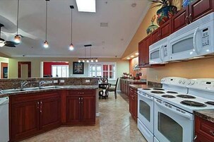 独立别墅 | 私人厨房 | 大冰箱、微波炉、烤箱、炉灶