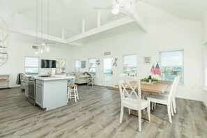 Dining - Cute, Cozy & Completely Comfortable Beach Home! (Freeport)