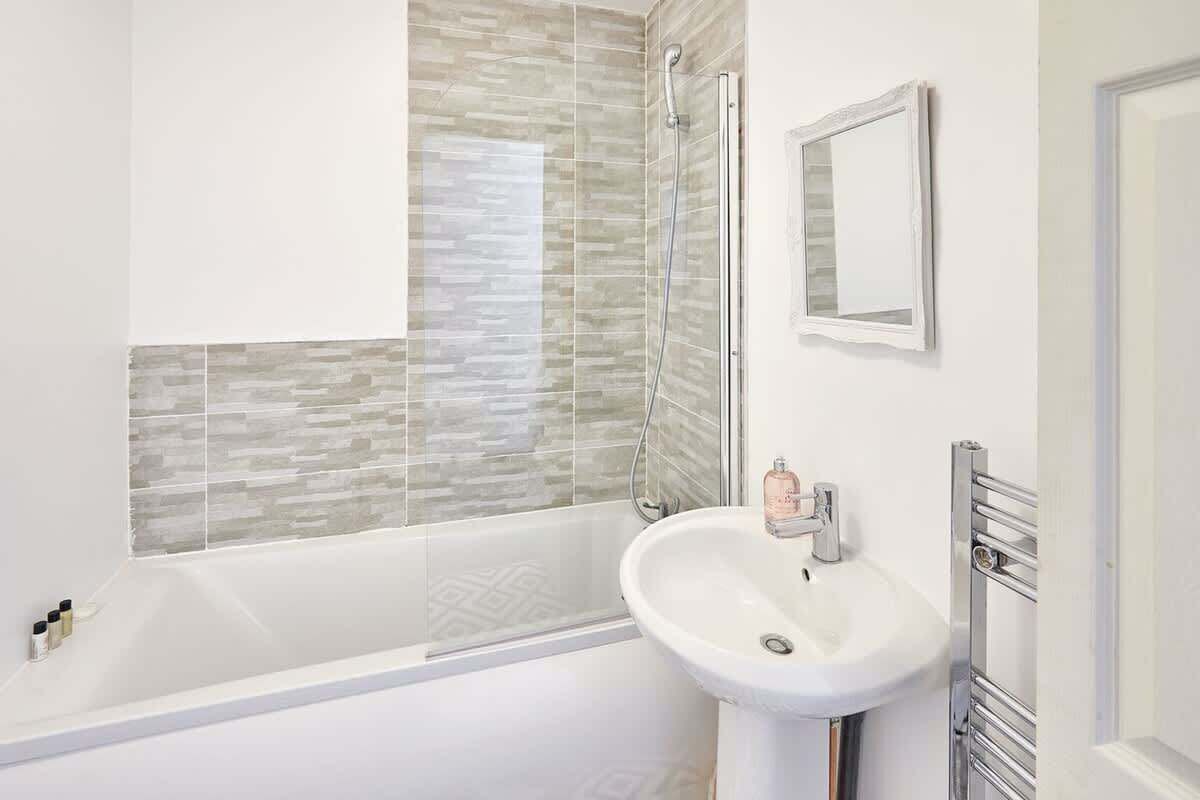 Bathtub, towels