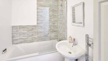 Bathtub, towels