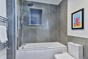 浴缸、吹风机、毛巾、肥皂