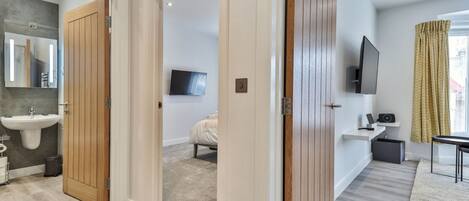 1 bedroom, iron/ironing board, travel cot, free WiFi