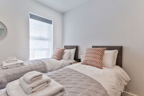 2 dormitoris, planxa i posts de planxar i un bressol de viatge 