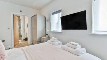 2 bedrooms, iron/ironing board, travel cot, free WiFi