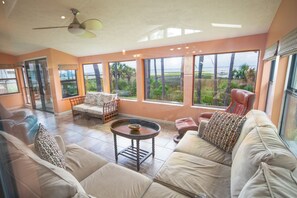 Televisión de pantalla plana, reproductor de DVD y tenis de mesa 