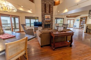 薄型テレビ、暖炉