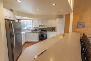 冷蔵庫、電子レンジ、オーブン、コンロ