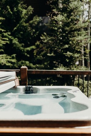 Outdoor spa tub - Prime Location | Luxurious condo | .4mi to Main St (Breckenridge)