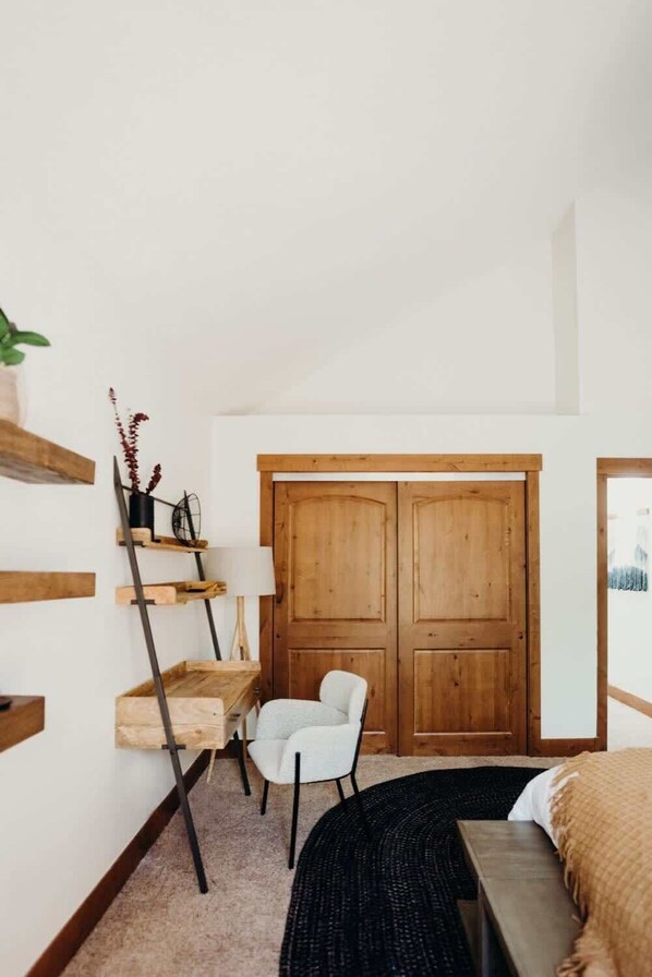 2 bedrooms, desk, iron/ironing board, travel crib