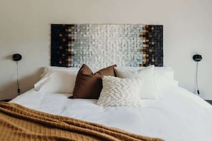 2 habitaciones, escritorio y tabla de planchar con plancha 