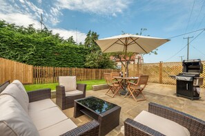 Outdoor dining - 4 Malthouse Cottages, Thornham, Norfolk (Thornham)