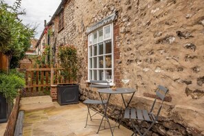Outdoor dining - 4 Malthouse Cottages, Thornham, Norfolk (Thornham)