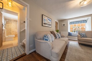 TV, fireplace - 4 Malthouse Cottages, Thornham, Norfolk (Thornham)