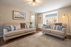 TV, fireplace - 4 Malthouse Cottages, Thornham, Norfolk (Thornham)