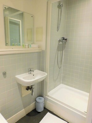 Bañera, secador de pelo, toallas, shampoo