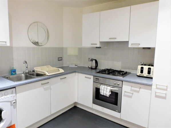 Fridge, microwave, oven, stovetop - 2 Bedroom Apt in the Heart of the City Centre, perfect Location (Glasgow)