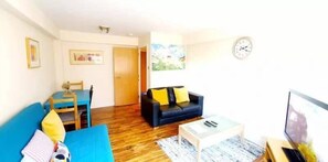 TV - 2 Bedroom Apt in the Heart of the City Centre, perfect Location (Glasgow)
