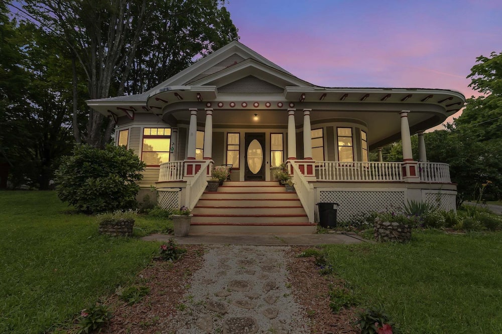 Spacious Victorian Home With Mountain Views And Lots Of Fun Extras!! 5 Bedroom Farmhouse by RedAwning - Sundown, NY