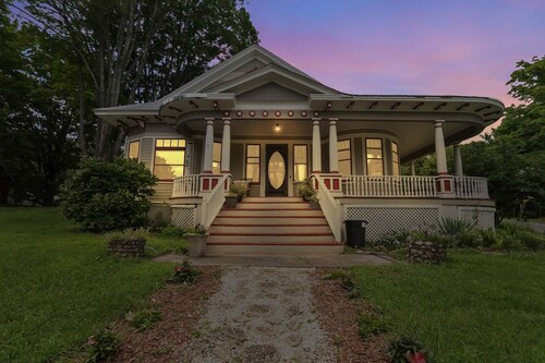 Spacious Victorian Home With Mountain Views And Lots Of Fun Extras!! 5 Bedroom Farmhouse by RedAwning