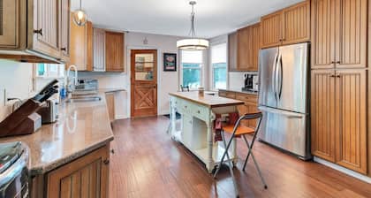 Spacious Victorian Home With Mountain Views And Lots Of Fun Extras!! 5 Bedroom Farmhouse by Redawning