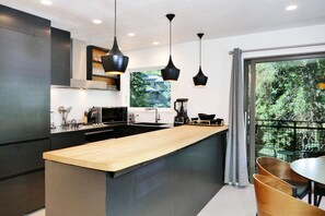 Kjøleskap, mikrobølgeovn, ovn og kokeplater