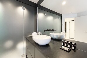 Towels, soap, shampoo, toilet paper