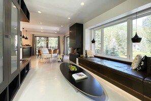 Smart-TV, peis, DVD-spiller og stereoanlegg