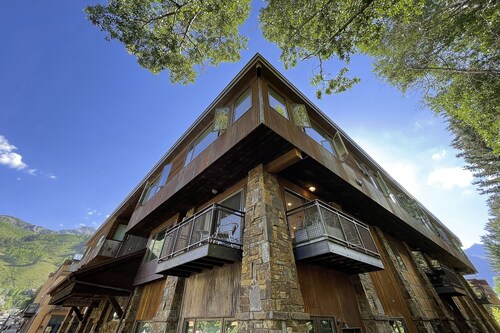 DOWNTOWN MODERN CREEKSIDE