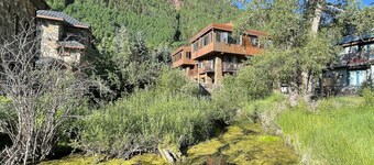 DOWNTOWN MODERN CREEKSIDE