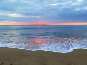 En la playa y camastros 