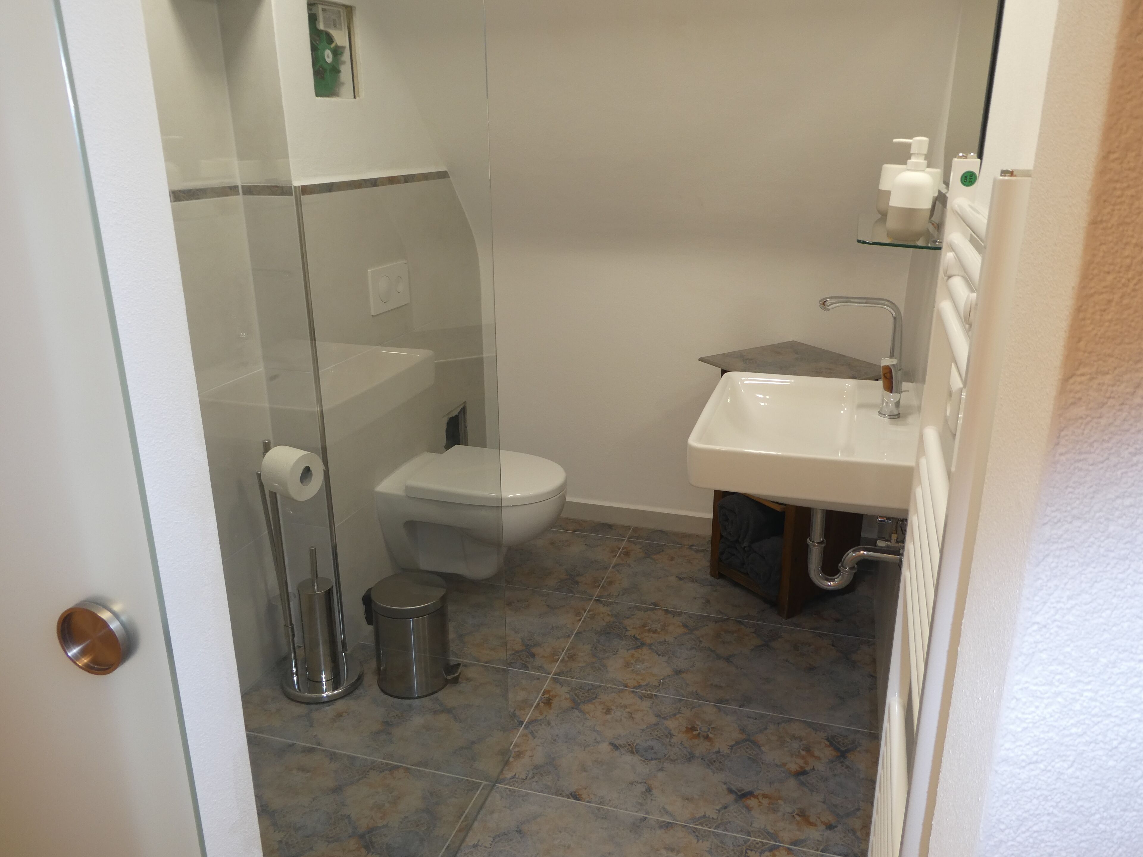 Douche, sèche-cheveux, serviettes fournies, papier toilette