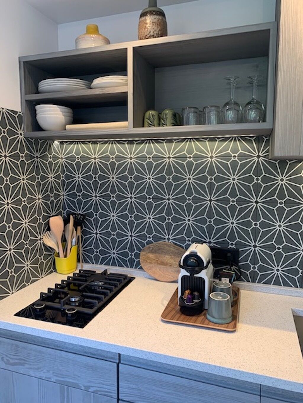 Geladeira, micro-ondas, cooktop, cafeteira/chaleira