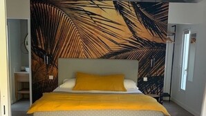 Une chambre à coucher avec un lit, une tête de lit et une grande fresque murale.